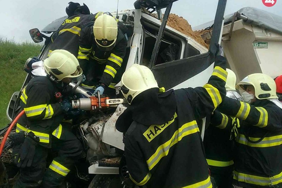 FOTO: Zrážka dvoch nákladných vozidiel v katastri obce Kostolná – Záriečie