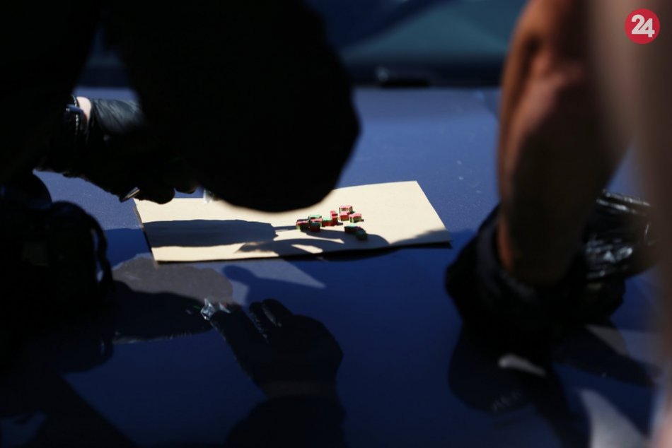 V OBRAZOCH: Policajti v aute pri Žiari zaistili drogy