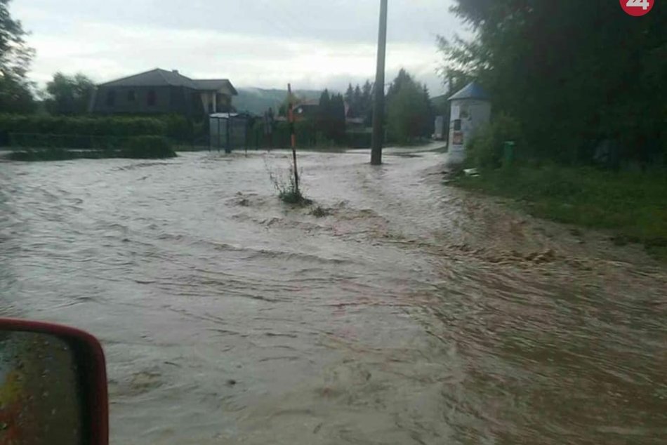 Hasiči majú so záplavou plné ruky práce