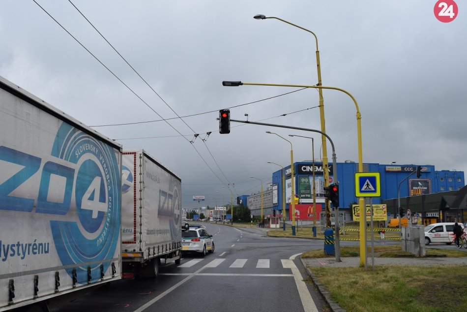 Obrazom: Nehoda nákladiakov na prešovskom sídlisku Sekčov