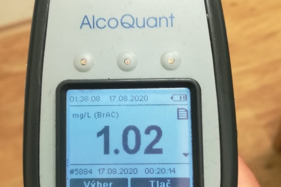 Vodičovi na stanici v Trenčíne výmena so spolujazdcom nevyšla. Mal cez 2 promile