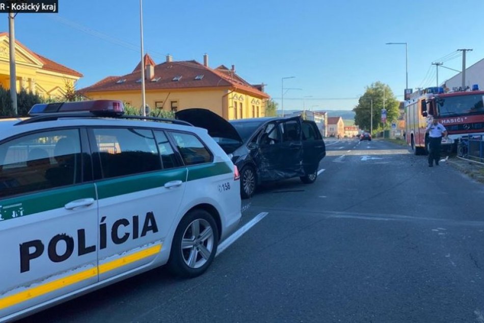 FOTO: Hasiči havarovali cestou na zásah