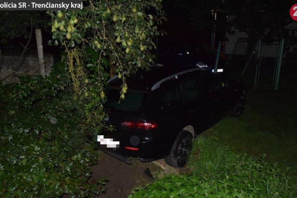 FOTO: Neznámy vodič narazil do plota a odišiel z miesta nehody