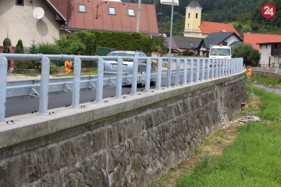 FOTO: Zničené zábradlie v Jasenici nahradil na hlavnej ceste nový zádržný systém