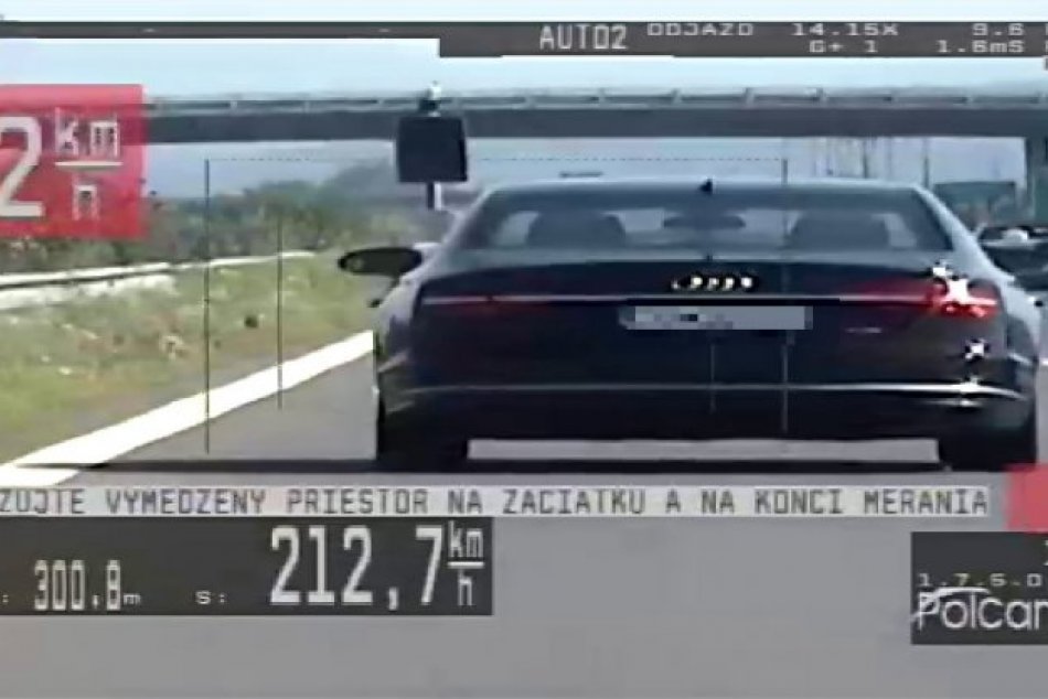 FOTO: Trenčianski diaľniční policajti namerali Audi, vodič to mal za 800 eur