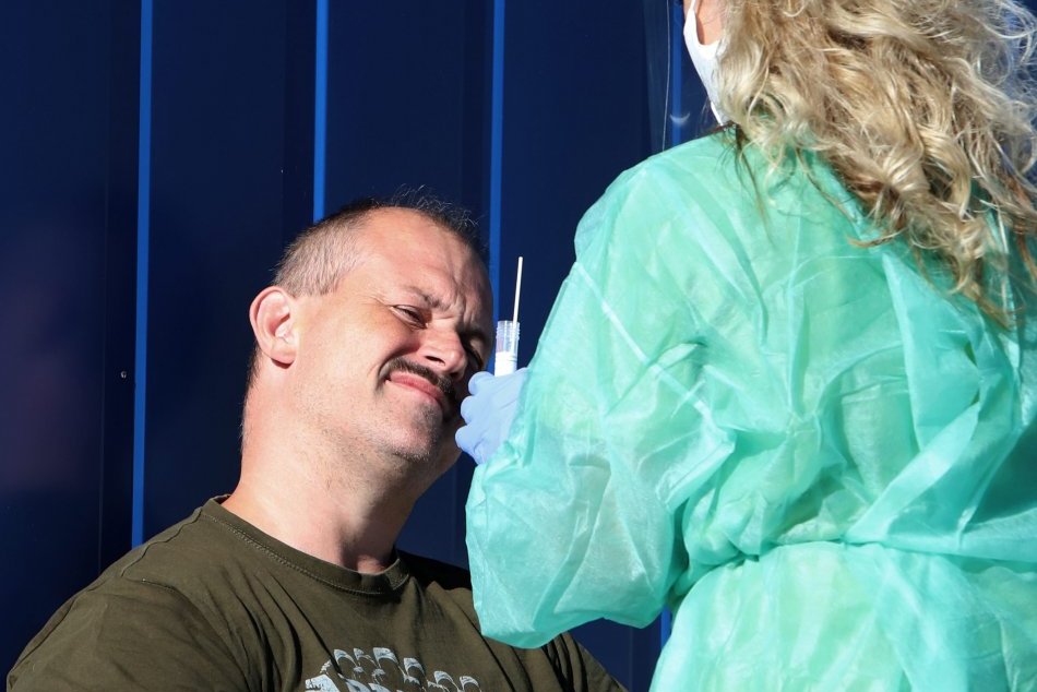 V OBRAZOCH: Kotleba sa nechal otestovať na COVID-19
