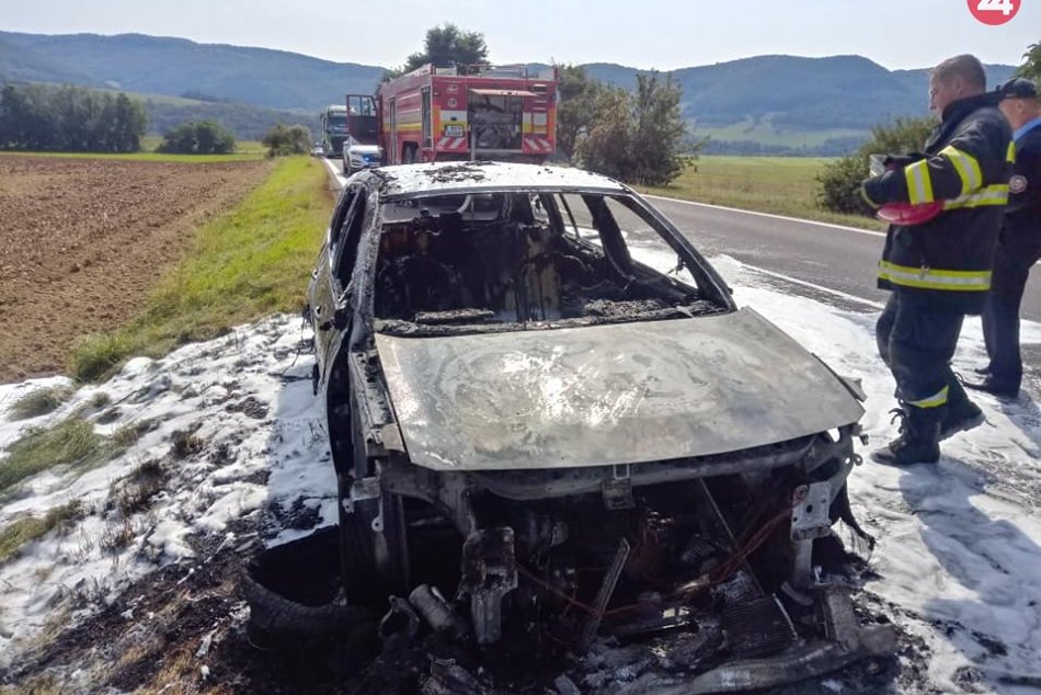 Obrazom: Vozidlo zhorelo do tla