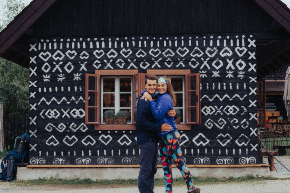 V OBRAZOCH: Bystričania Liv a Dan zdolali Cestu hrdinov SNP