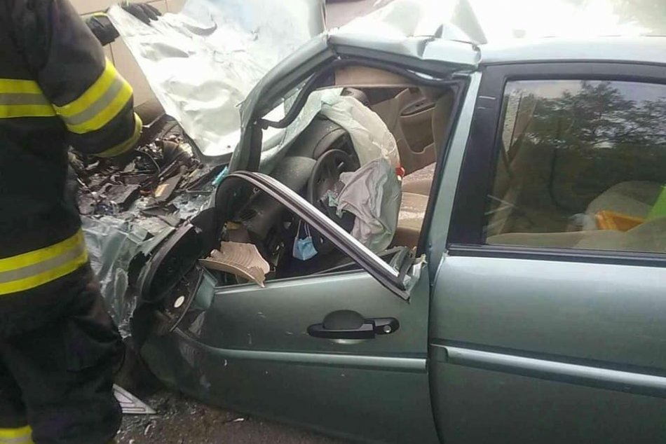 V OBRAZOCH: Dopravná nehoda autobusu a osobného vozidla