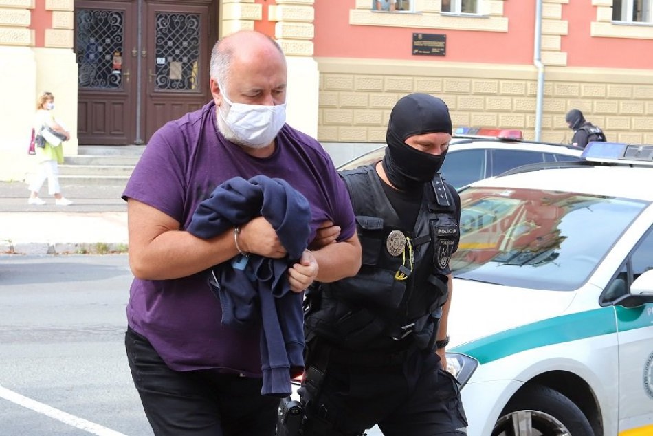 FOTO: Sudca zobral všetkých obvinených z akcie Plevel do väzby