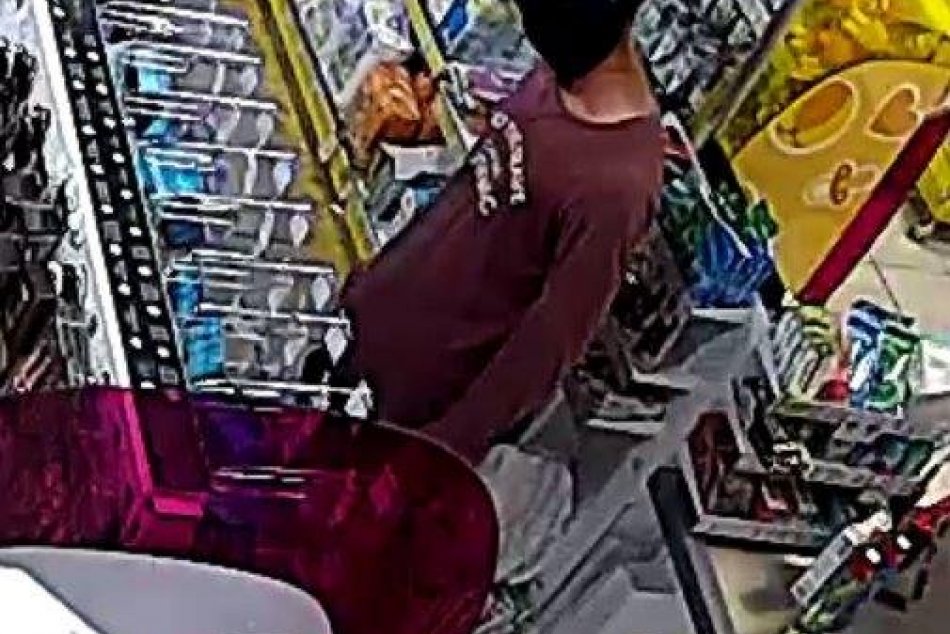 V OBRAZOCH: Muž v bystrickej drogérii nakupoval bez zaplatenia