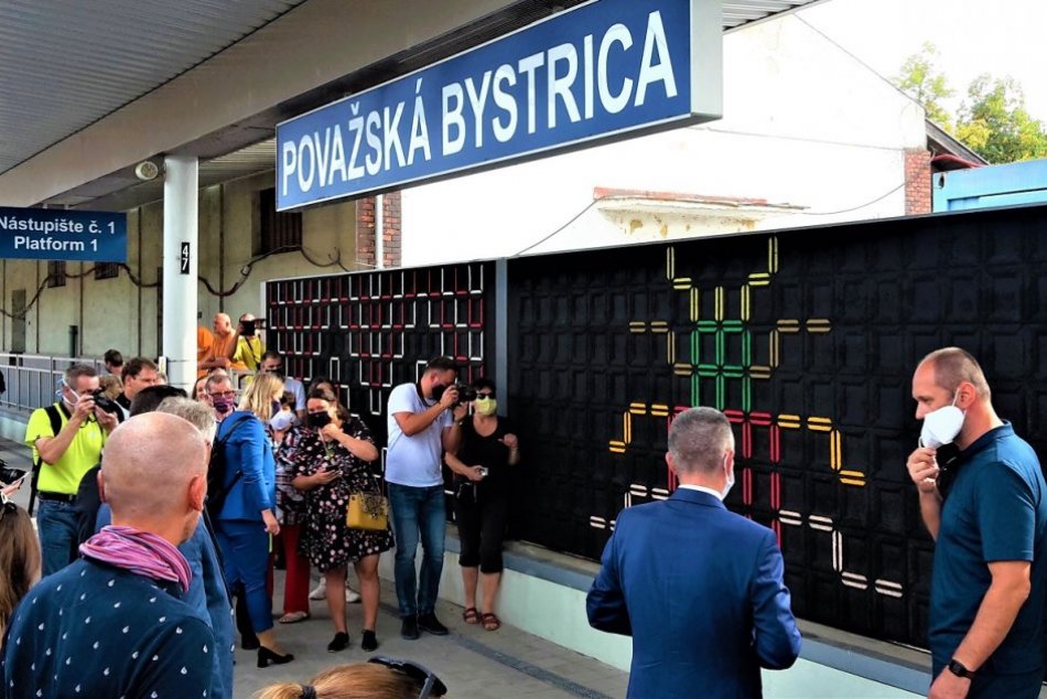 OBRAZOM: Protihluková stena na stanici v Považskej Bystrici je malebnejšia