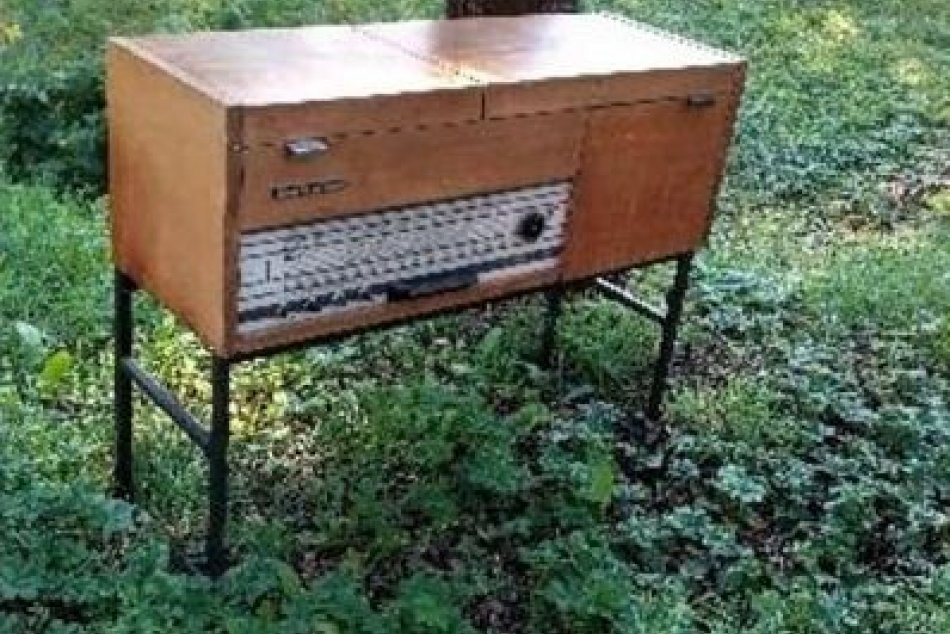 V OBRAZOCH: V Bystrici vyhodili nadrozmerný odpad len tak ku kontajnerom