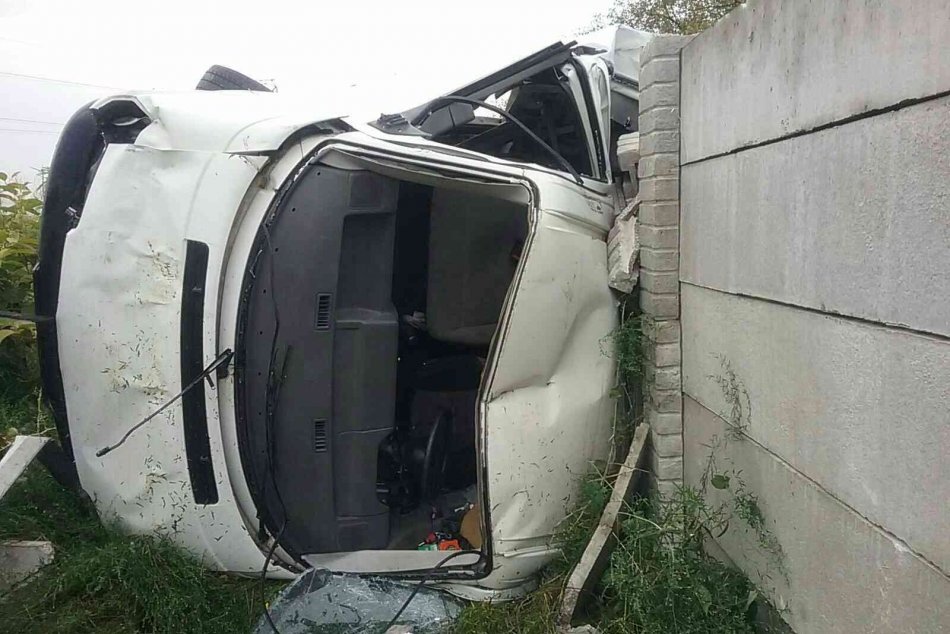 FOTO z nehody v Nemšovej: Zranil sa pri nej vodič dodávky