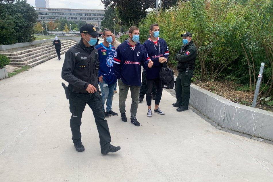 Protest hokejistov pred úradom vlády