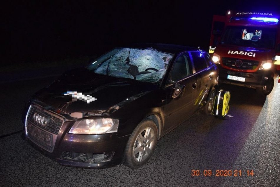 V OBRAZOCH: Po čelnej zrážke s jelenicou skončil vodič v nemocnici