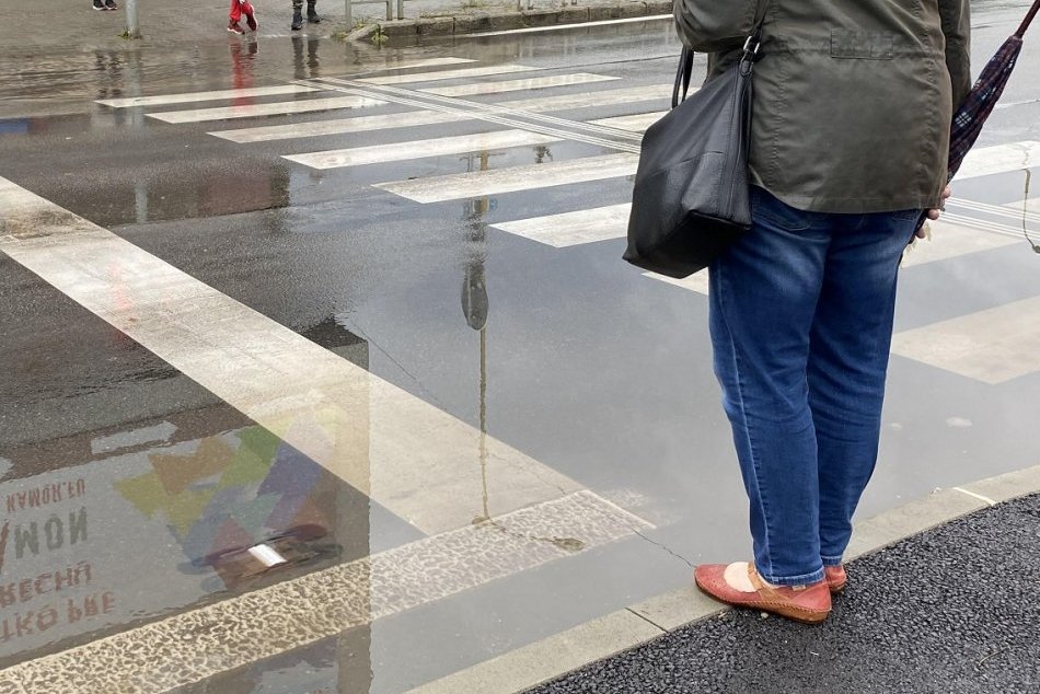 OBRAZOM: Hlavná križovatka v Považskej zažila potopu, vpust následne prečistili