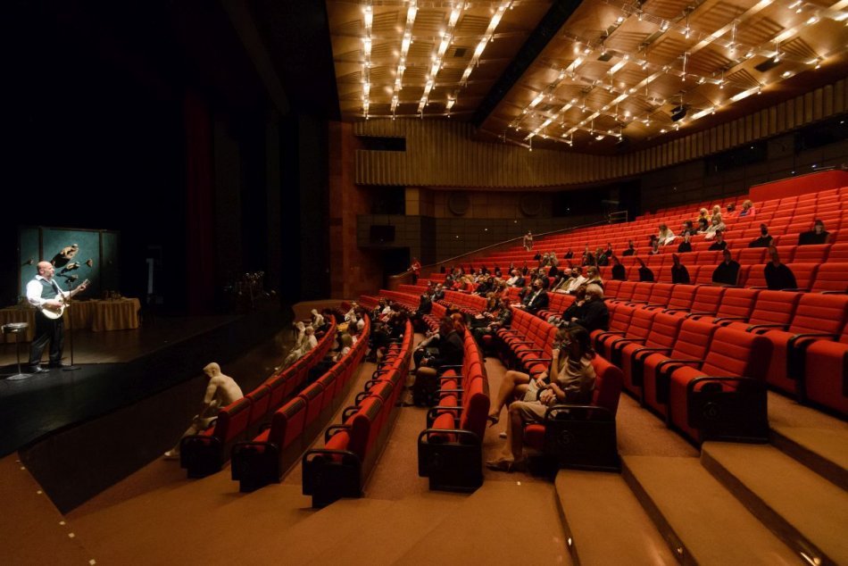 V Divadle Andreja Bagara v Nitre posadili do hľadiska figuríny