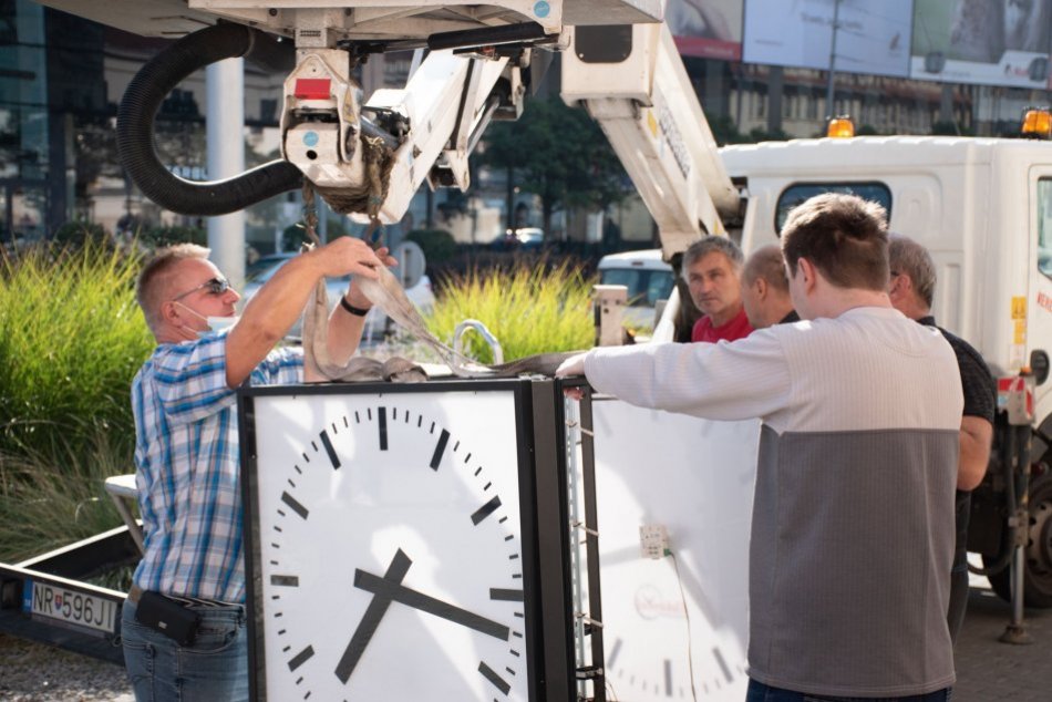 Nové hodiny pred tržnicou v Nitre