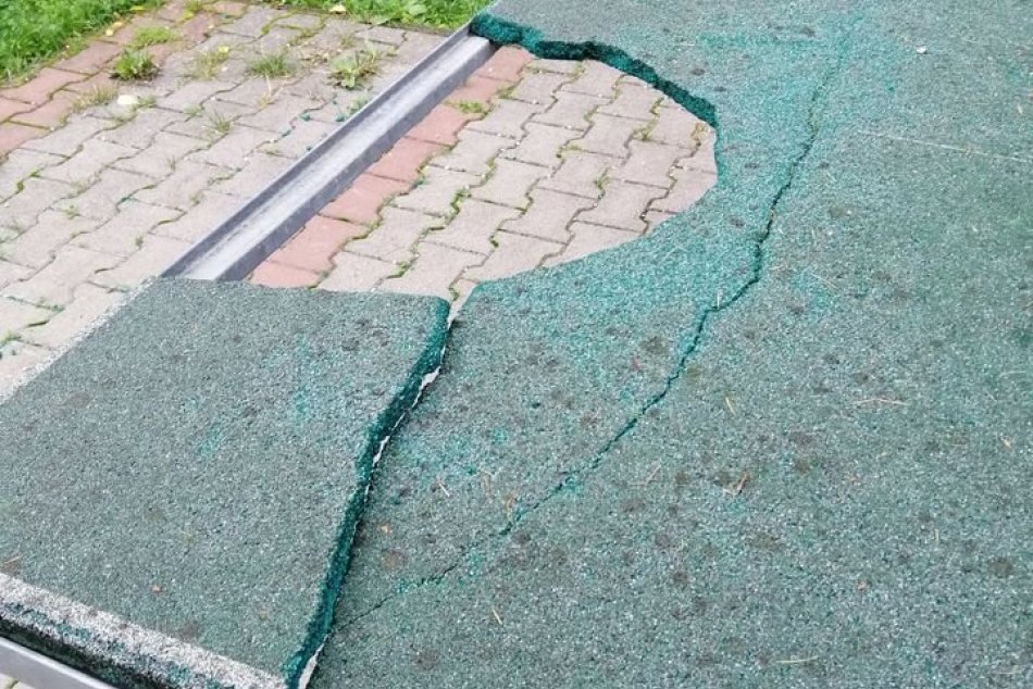 V OBRAZOCH: Vyčíňanie vandalov na bystrických ihriskách