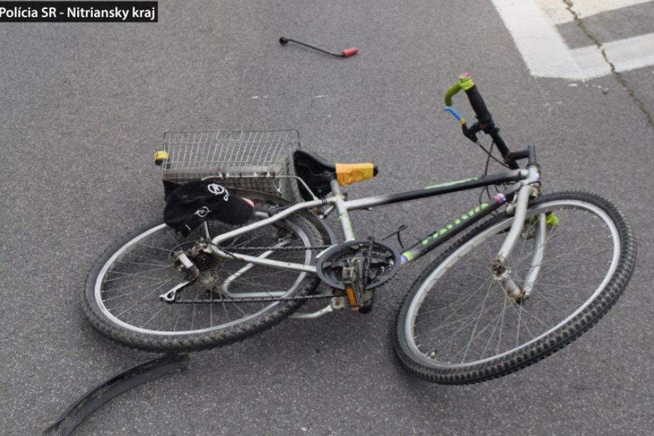 Opitý cyklista narazil do auta