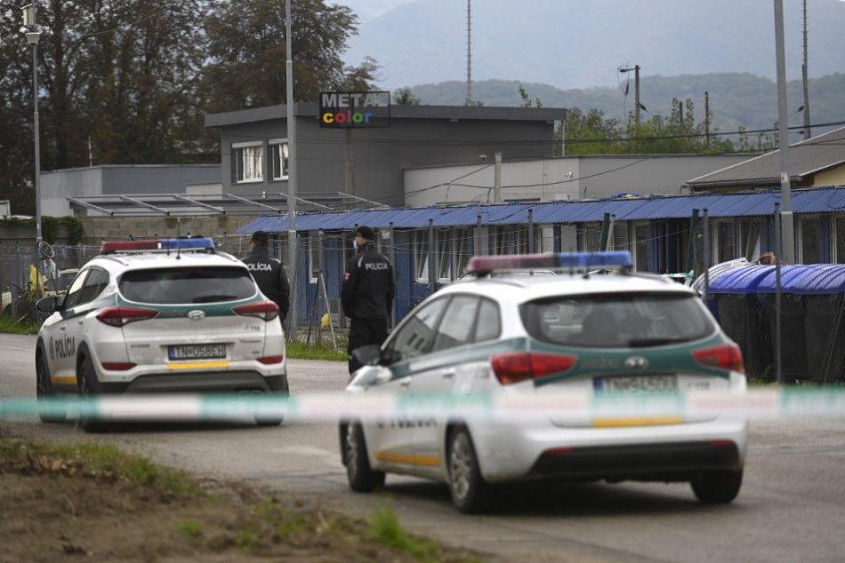 Karanténa: Polícia stráži areál s unimobunkami na Kasárenskej ulici v Trenčíne