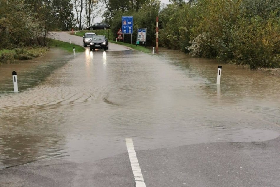 Rieka Morava stúpa, uzavreli hraničný priechod Moravský Svätý Ján – Hohenau
