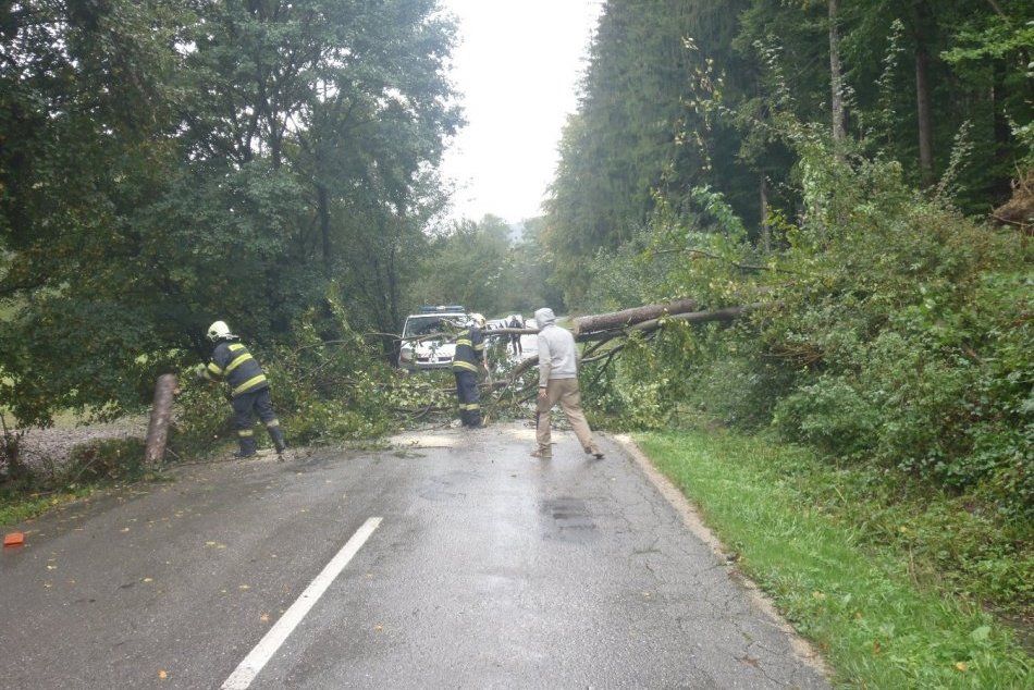 OBRAZOM: Zásahy hasičov v Trenčianskom kraji kvôli zlému počasiu
