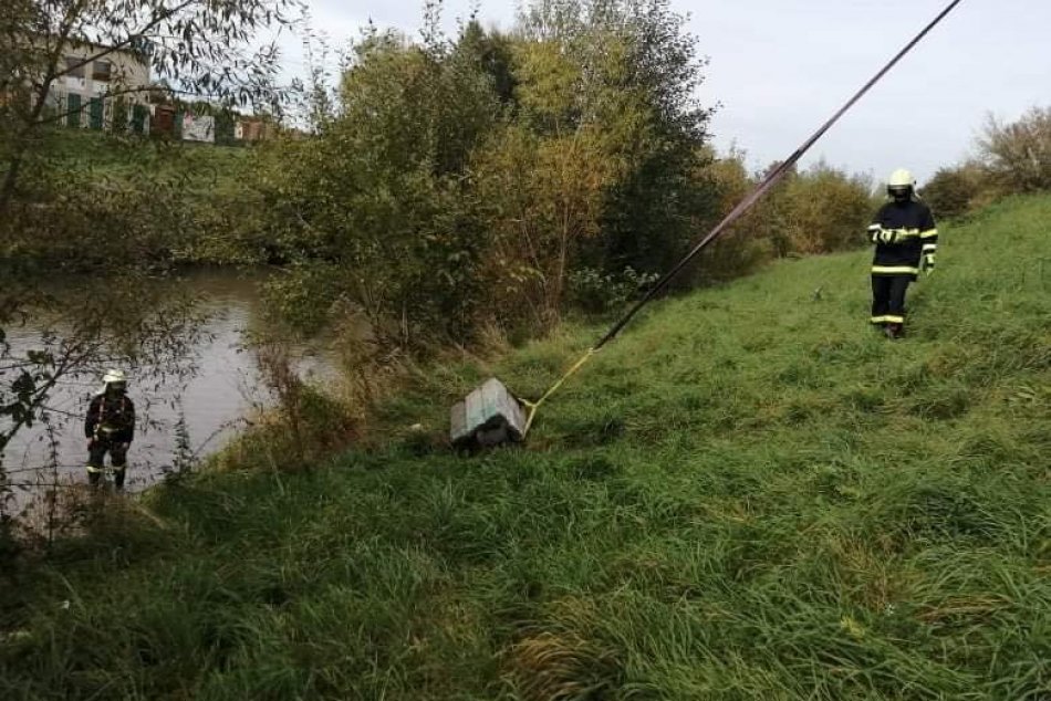 Obrazom: Zásah hasičov v rieke, kde skončil odpadkový kôš