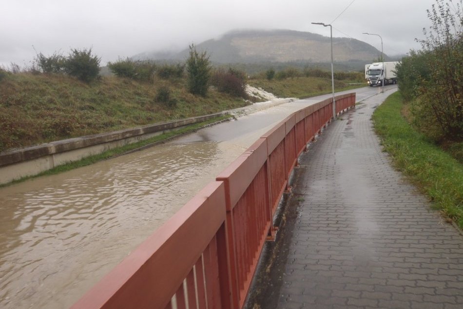 FOTO zo zásahov hasičov v Trenčianskom kraji: Trápila voda i popadané stromy