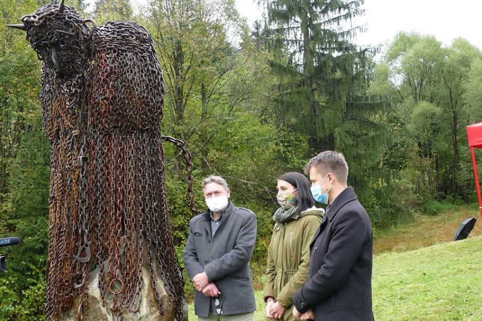 FOTO: Čiernu vodu v ropnom prameni v Korni stráži čert z reťazí