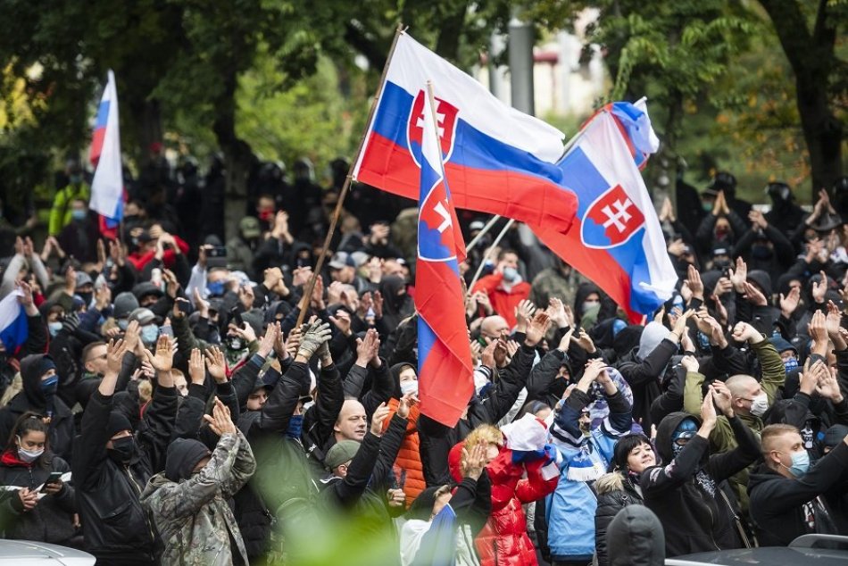 FOTO: Ultras protestujú pred úradom vlády