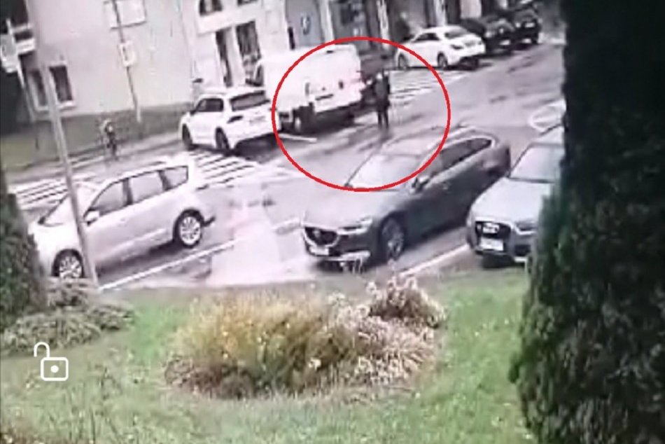 Nešťastná udalosť: Muž si pri cúvaní nevšimol chodkyňu, zraneniam podľahla