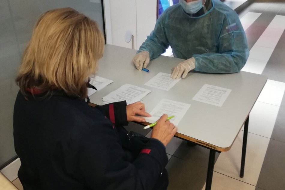 V OBRAZOCH: Zdravotníkom vo zvolenskej nemocnici pomáhajú aj vojaci