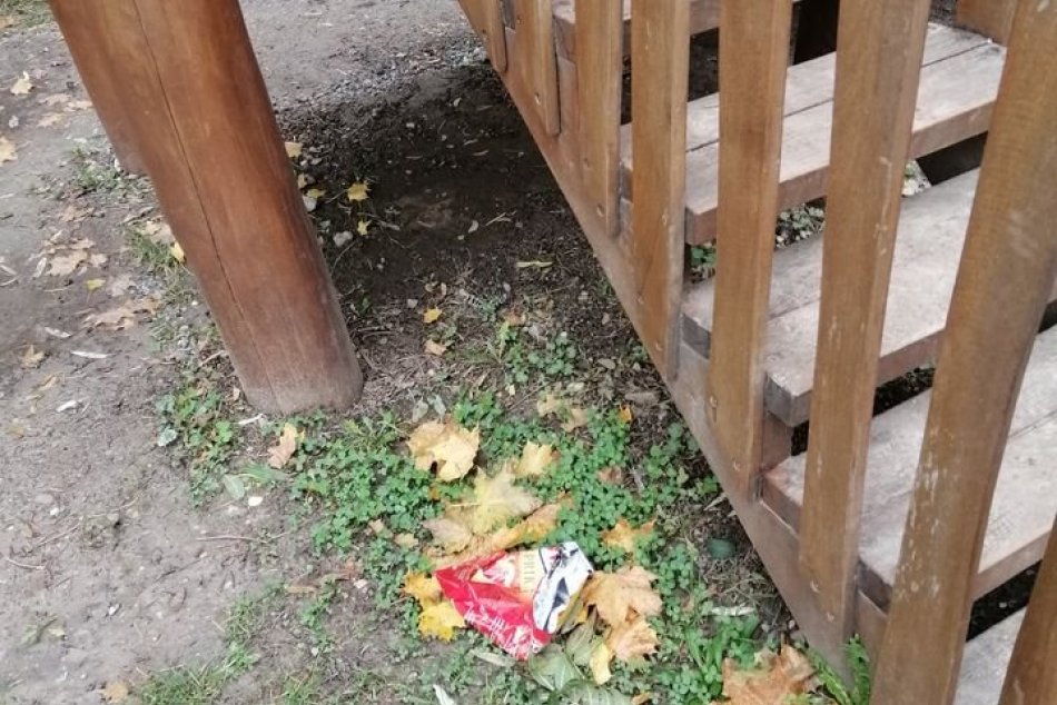 V OBRAZOCH: Znečistenie na bystrických detských ihriskách