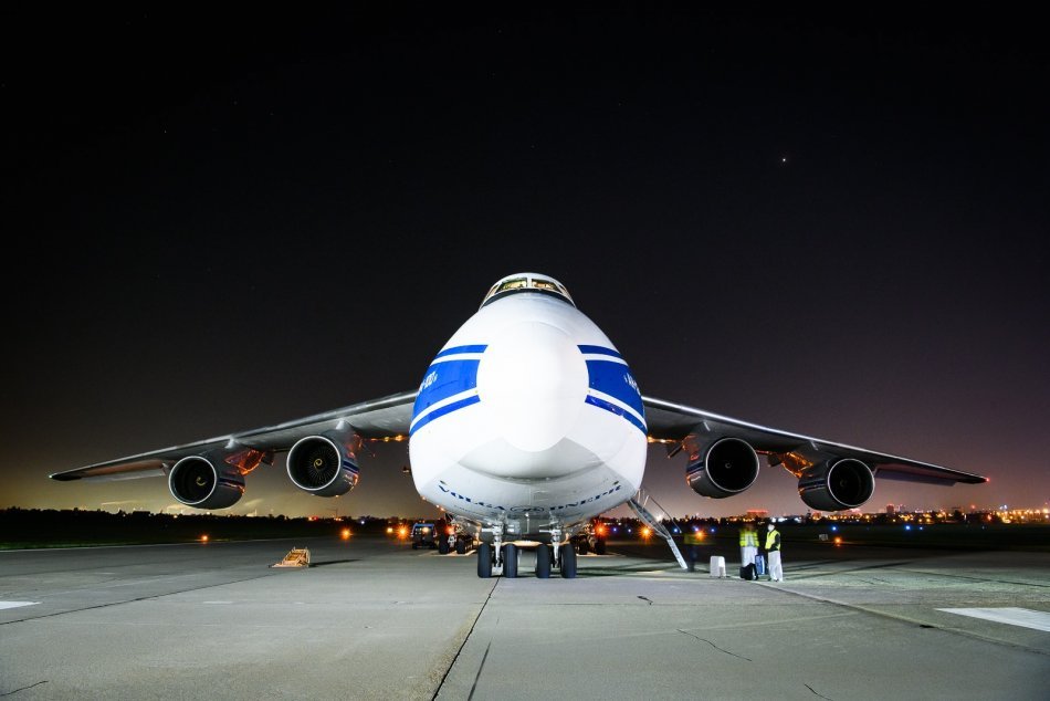 Zásielku antigénových testov dopravilo obrovské lietadlo