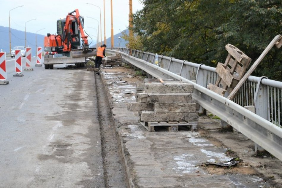 Oprava chodníkov na nadjazde v Humennom