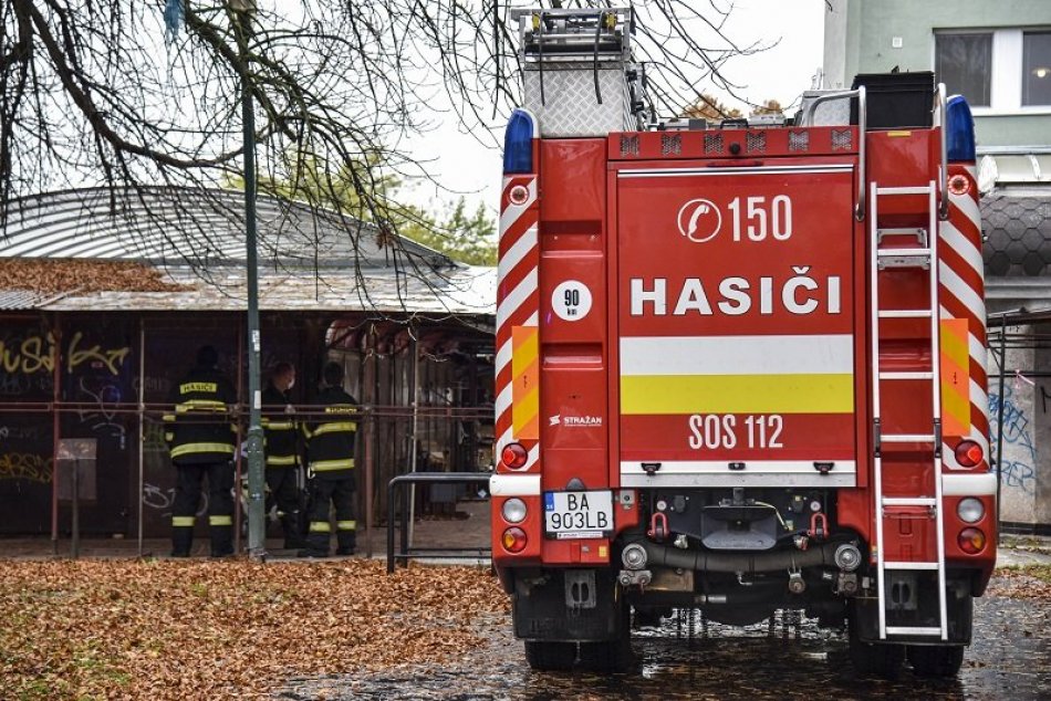 Požiarnici zasahujú na Mlynarovičovej v Petržalke