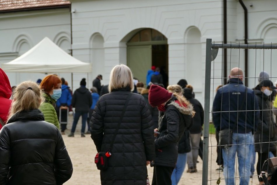 FOTO: Testovanie na odbernom mieste v areáli Budatínskeho hradu