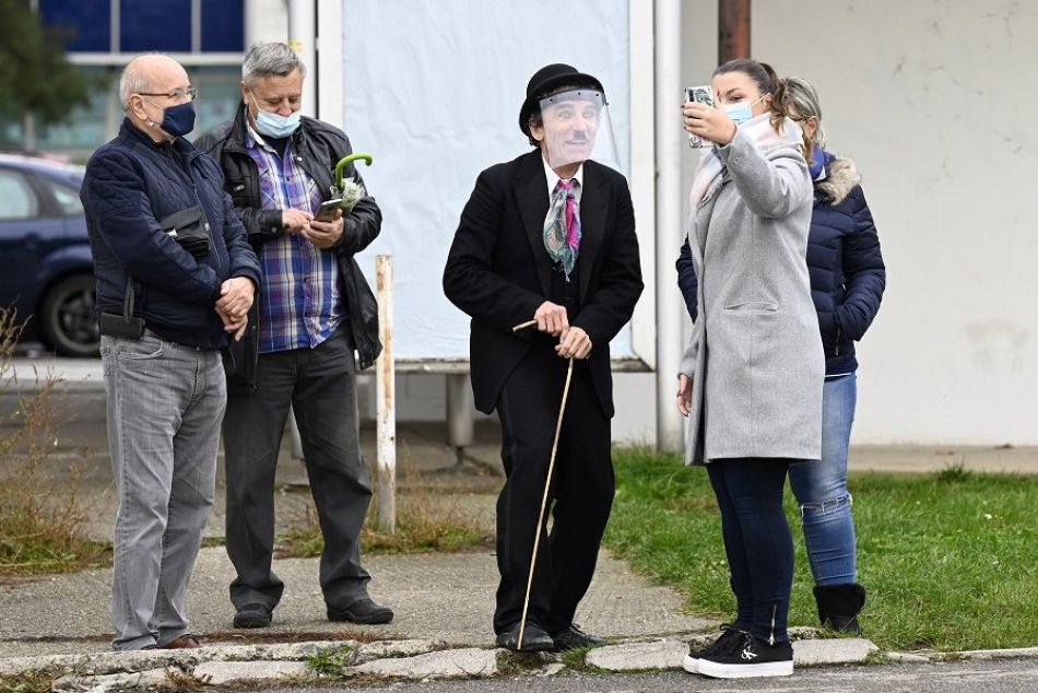 FOTO: Ľudí na testovaní v Trenčíne prekvapilo vystúpenie míma