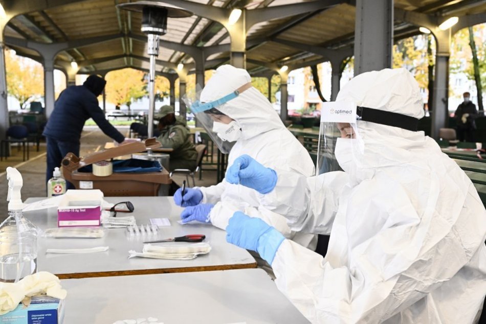 OBRAZOM: Celoplošné testovanie na ochorenie COVID-19 v Trenčíne