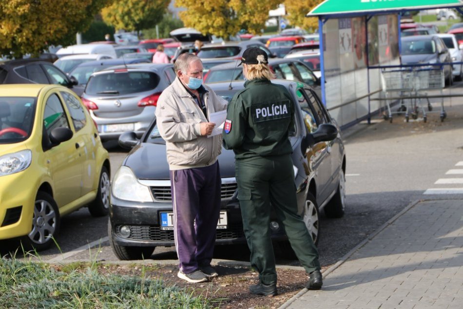 Policajti v uliciach Topoľčian