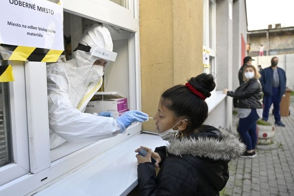 FOTO: 2. kolo celoplošného testovania v rómskej osade v Michalovciach