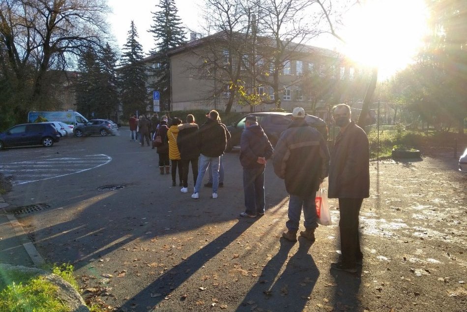 V OBRAZOCH: Bystričanov neodradilo ani mrazivé počasie, na odbery stoja v radoch