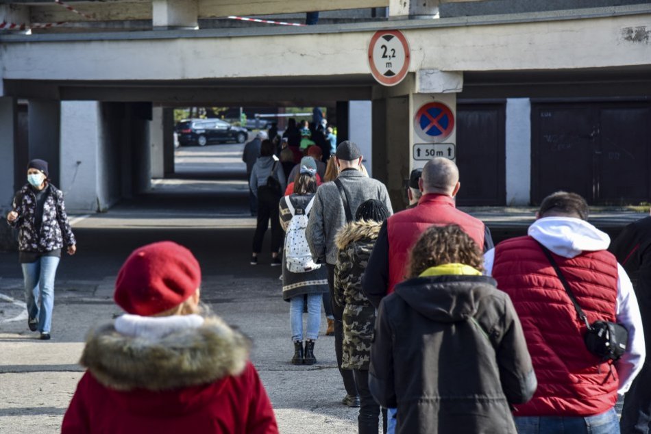 Testovanie ľudí na odbernom mieste v Ružinove