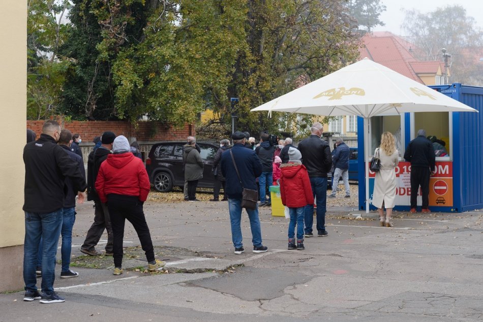 V OBRAZOCH: Mobilné odberové miesto na antigénové testovanie v Nitre