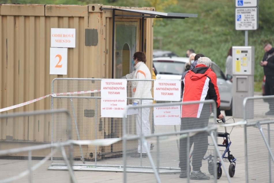 V OBRAZOCH: Bezplatné antigénové testovanie pred nemocnicou v Trnave