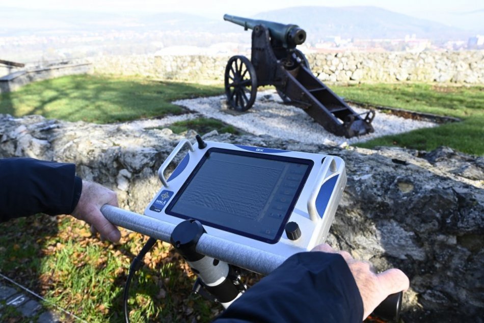 OBRAZOM: Meranie georadarom na Trenčianskom hrade