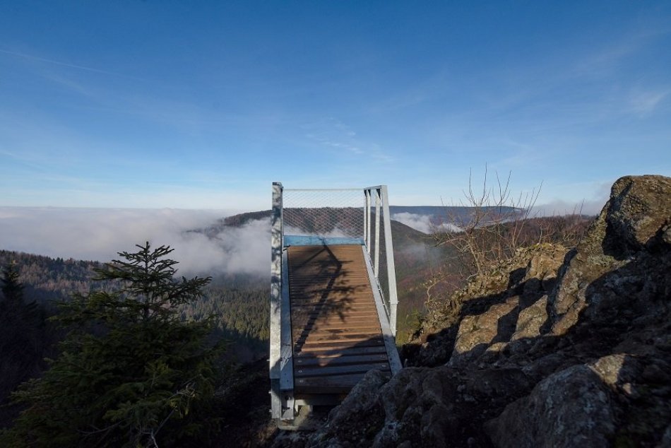 FOTO: Na Skalke pribudla presklená vyhliadková lávka