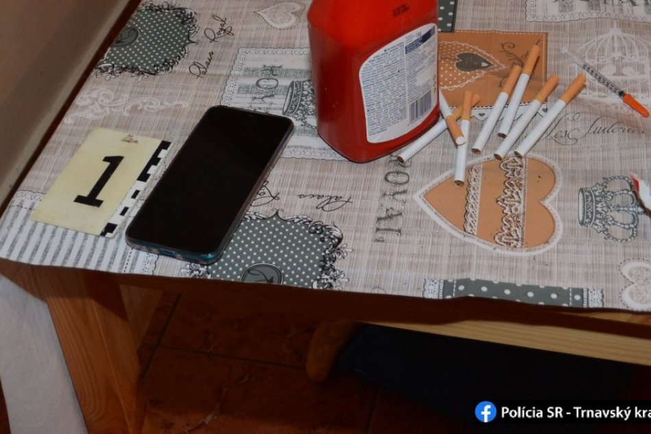 Policajti zatrhli rodinný biznis: Drogy mala predávať aj stará mama